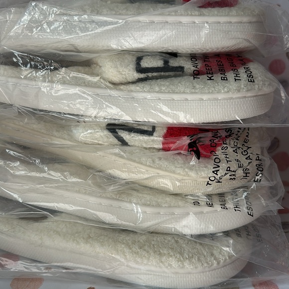 Mrs Slippers - Picture 5 of 5